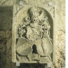 Relief sculpté aux armes Glâne surmontant celles de Cîteaux et Gribolet